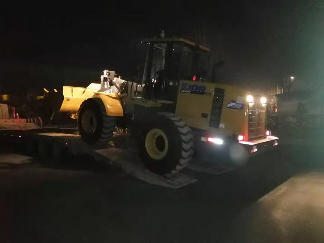 XK.COM星空体育(中国)科技公司LW500FV装载机深夜交车