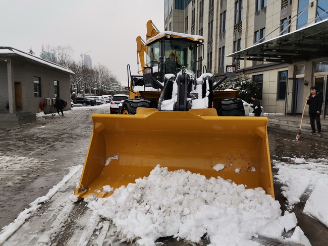 XK.COM星空体育(中国)科技公司装载机助力河南路友机械道路安全畅通