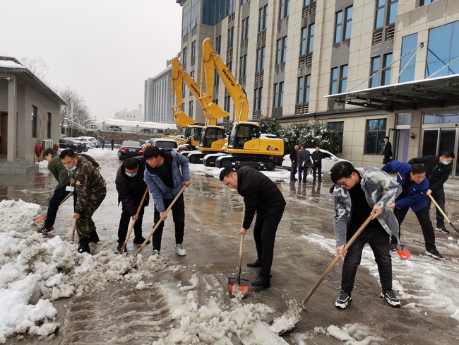 XK.COM星空体育(中国)科技公司装载机在河南路友机械进行除雪工作