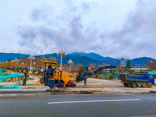XK.COM星空体育(中国)科技公司铣刨机XM1205F泰安公路施工