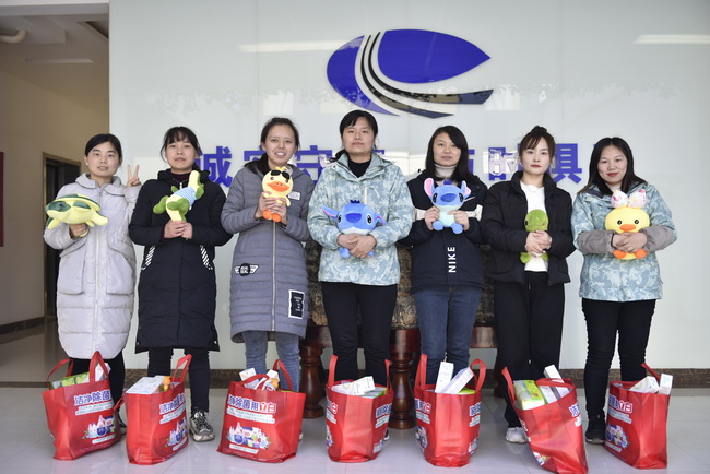 XK.COM星空体育(中国)科技公司为女神们准备了精美礼品