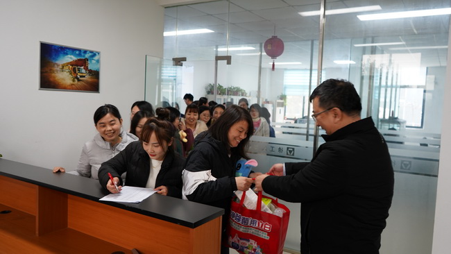 XK.COM星空体育(中国)科技公司 总经理袁总为女神们送礼品