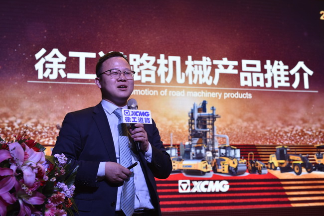 XK.COM星空体育(中国)科技公司道路机械领导陈志杰 介绍了XK.COM星空体育(中国)科技公司道路机械产品
