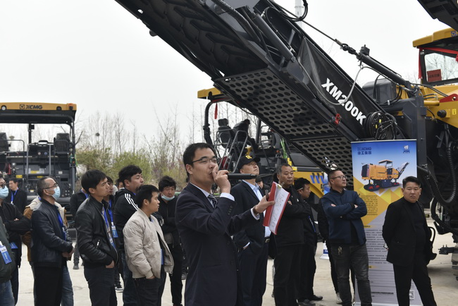 XK.COM星空体育(中国)科技公司铣刨机现场展示