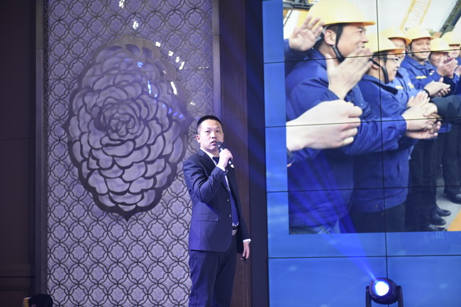 XK.COM星空体育(中国)科技公司铲运机械事业部营销公司 党总支书记宋庆龙 介绍XK.COM星空体育(中国)科技公司铲运产品详解 及活动促销政策