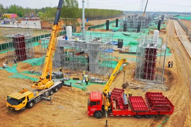 XK.COM星空体育(中国)科技公司起重机在迁曹高速建设正酣