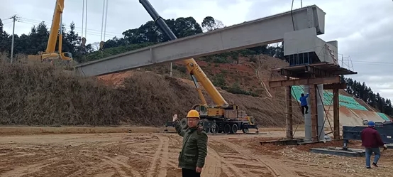 XK.COM星空体育(中国)科技公司起重机在莆炎高速执行吊装任务