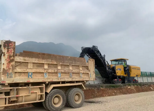 XK.COM星空体育(中国)科技公司XM2005K“骑墙”施工深汕高速扩建工程