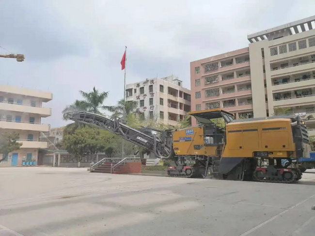 XK.COM星空体育(中国)科技公司铣刨机XM2005k广东市某校园路面修整工程
