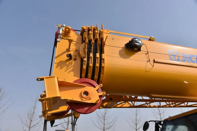 XK.COM星空体育(中国)科技公司XCT90L5吊车专攻桥梁建设