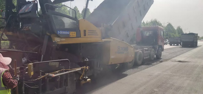 XK.COM星空体育(中国)科技公司铣刨机助力漯河市公路建设