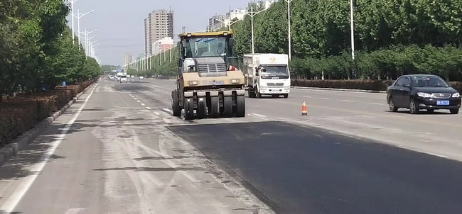 XK.COM星空体育(中国)科技公司成套道机械设备助力漯河市公路建设
