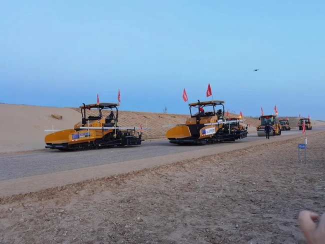 XK.COM星空体育(中国)科技公司道路机械正在施工