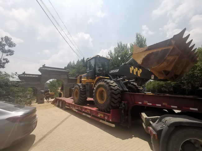 XK.COM星空体育(中国)科技公司铲车在荥阳市洞林湖河道清淤