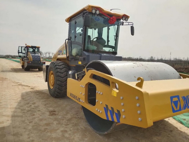XK.COM星空体育(中国)科技公司压路机XS265JS助力甘肃公路建设