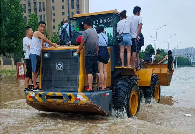 XK.COM星空体育(中国)科技公司装载机携风裹雨接力救援