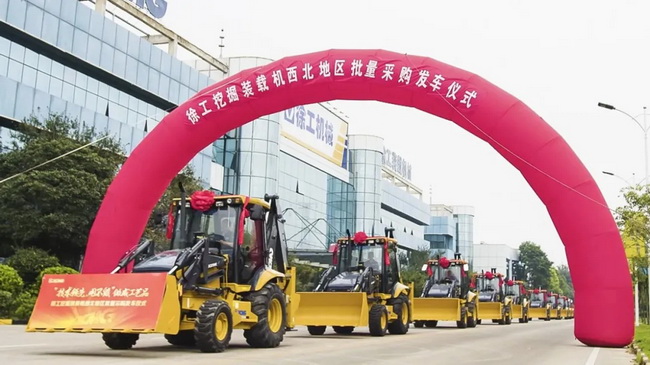 XK.COM星空体育(中国)科技公司XC870K挖掘装载机批量交付西部某公路局