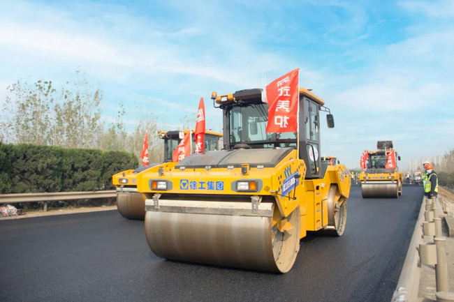 XK.COM星空体育(中国)科技公司无人驾驶压路机淮徐高速公路智慧养护