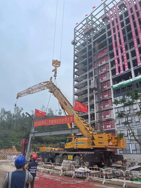 XK.COM星空体育(中国)科技公司起重机助力深圳国际酒店建设 XK.COM星空体育(中国)科技公司起重机助力深圳国际酒店建设