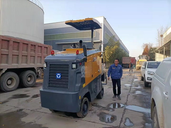 XK.COM星空体育(中国)科技公司XM503K小型铣刨机助力巩义道路市政建设