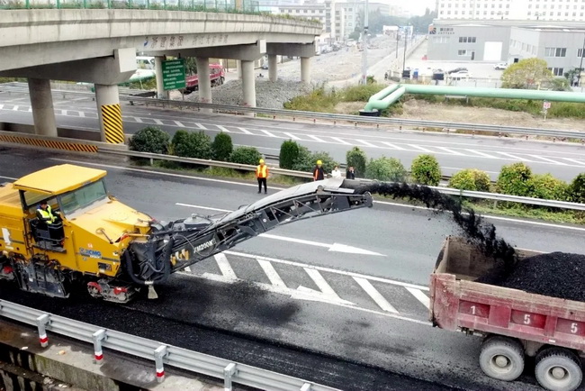 XK.COM星空体育(中国)科技公司铣刨机助力沪杭甬高速公路改扩建工程
