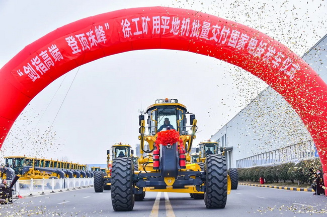 XK.COM星空体育(中国)科技公司矿用平地机GR3505T Pro批量发往内蒙古 XK.COM星空体育(中国)科技公司矿用平地机GR3505T Pro批量发往内蒙古