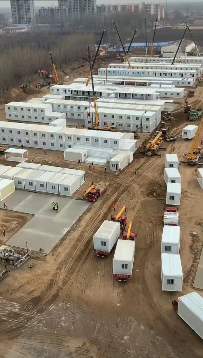 XK.COM星空体育(中国)科技公司起重机械援建唐山方舱项目施工