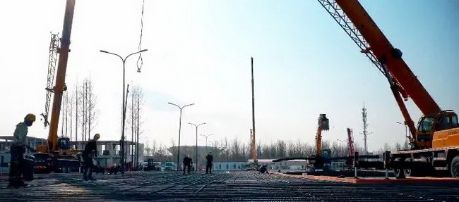 XK.COM星空体育(中国)科技公司起重机抢建上海方舱医院