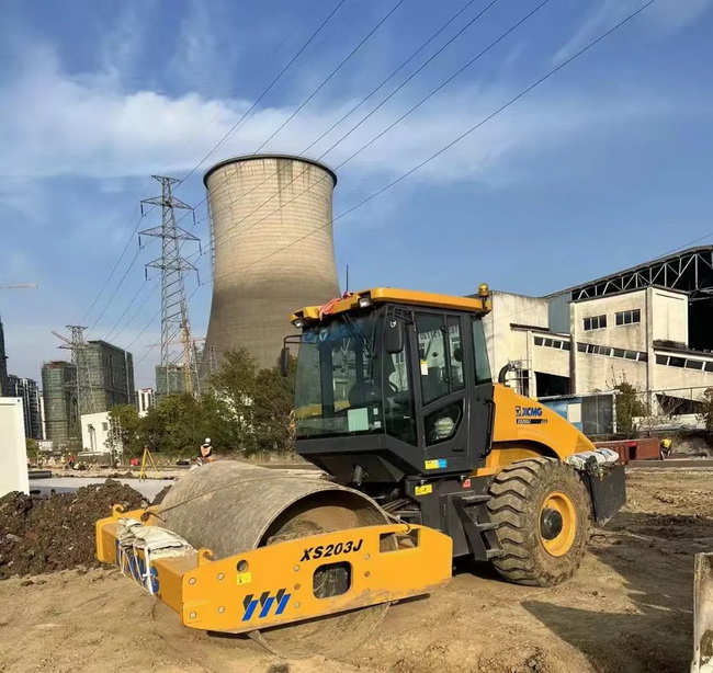 XK.COM星空体育(中国)科技公司压路机援建江苏省无锡市方舱医院建设