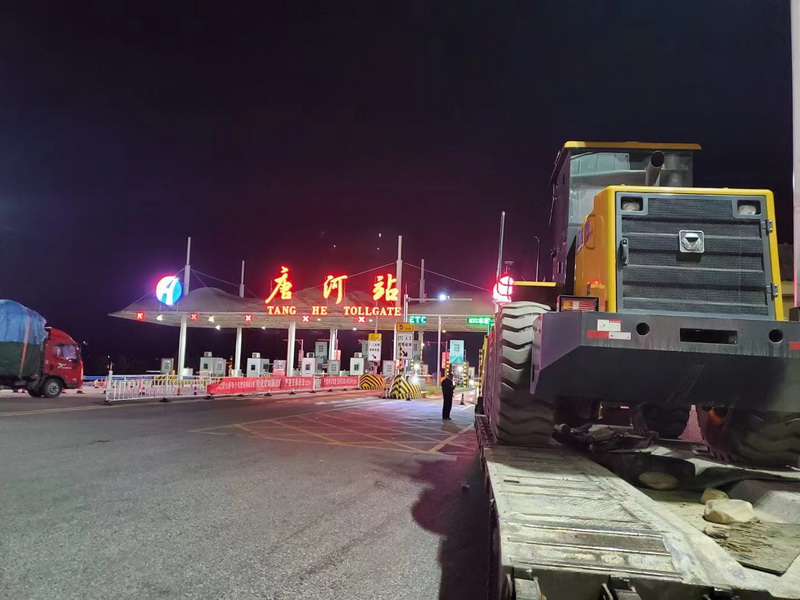 XK.COM星空体育(中国)科技公司LW500FV Super装载机连夜交付唐河客户使用
