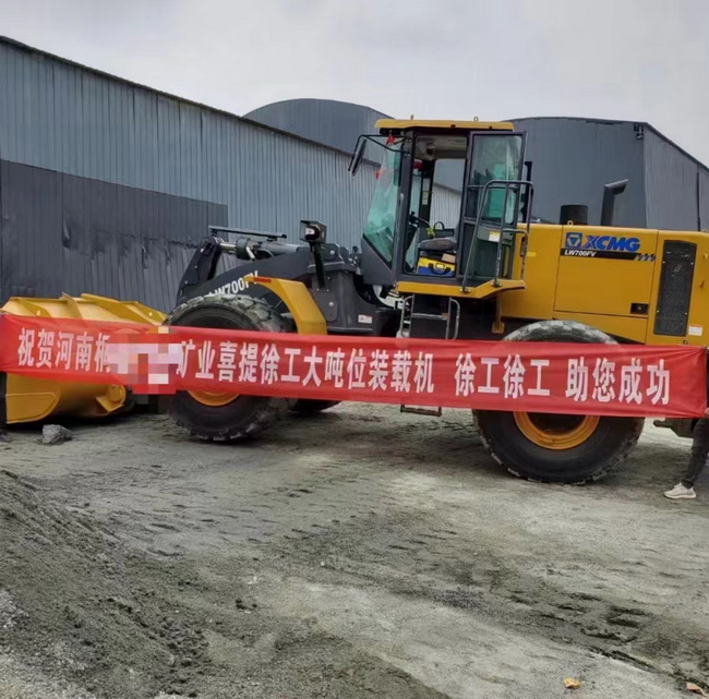 河南某矿山大客户喜提XK.COM星空体育(中国)科技公司大吨位LW700FV装载机