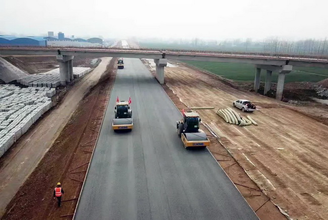 XK.COM星空体育(中国)科技公司成套化道路设备在许信高速施工