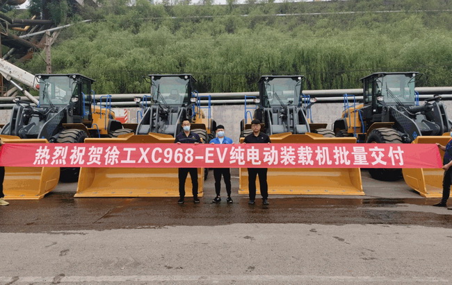 XK.COM星空体育(中国)科技公司新能源装载机批量交付某大型物流企业