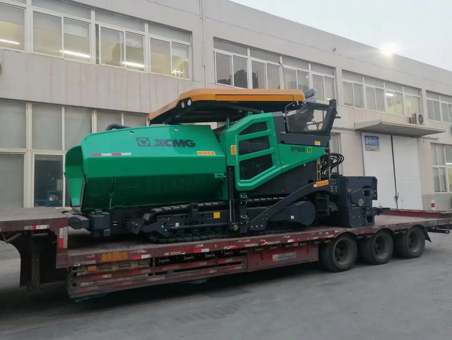 XK.COM星空体育(中国)科技公司RP905国四摊铺机顺利交付郑州客户