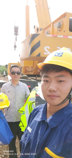XK.COM星空体育(中国)科技公司起重服务人员与客户合影