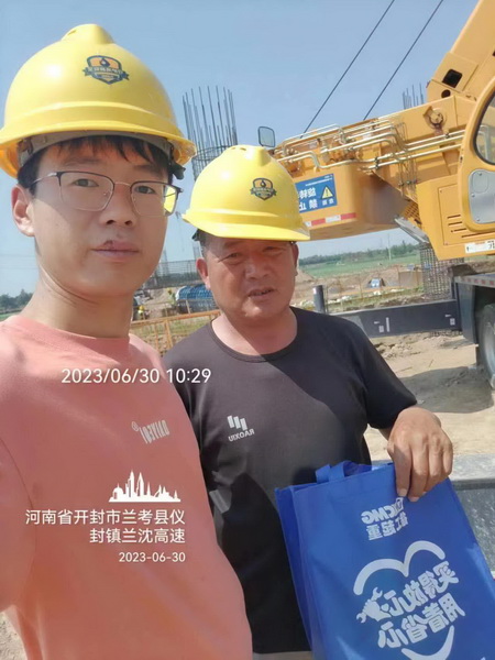 XK.COM星空体育(中国)科技公司起重服务人员与客户合影