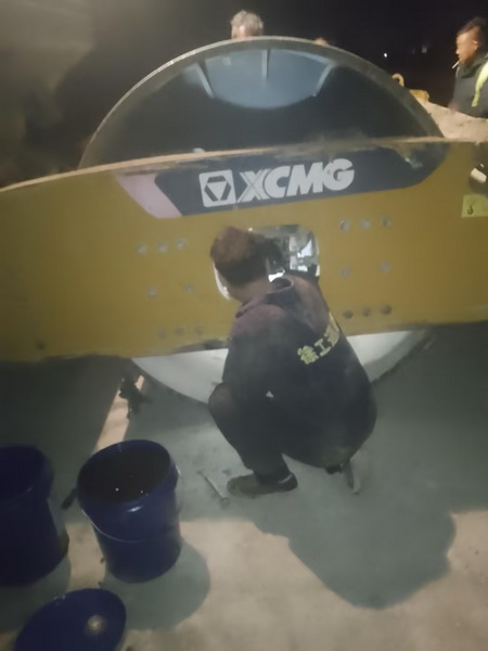 XK.COM星空体育(中国)科技公司服务人员连夜维修压路机