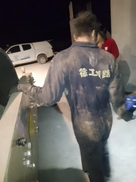 XK.COM星空体育(中国)科技公司服务人员连夜维修压路机