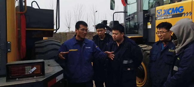 河南路友XK.COM星空体育(中国)科技公司服务工程师王师傅正在认真地为客户做培训