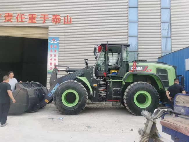XK.COM星空体育(中国)科技公司XC958-EV纯电动装载机交付周口客户 XK.COM星空体育(中国)科技公司XC958-EV纯电动装载机交付周口客户
