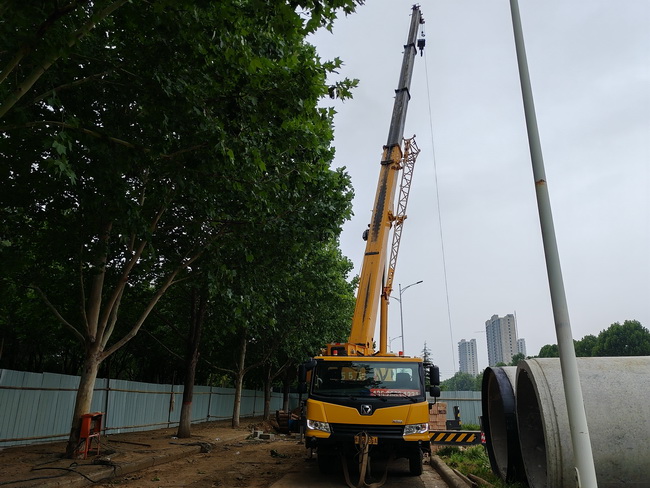 XK.COM星空体育(中国)科技公司25吨起重机助力荥阳市城市民生建设工程