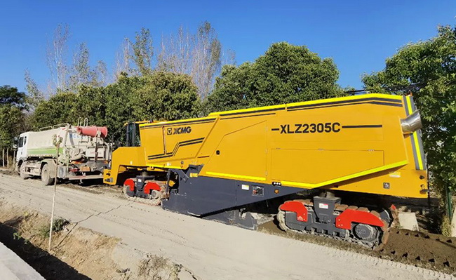XK.COM星空体育(中国)科技公司XLZ2305C路面冷再生机